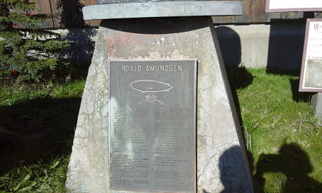 N°1 : le monument à Roald Amundsen à Nome, Alaska